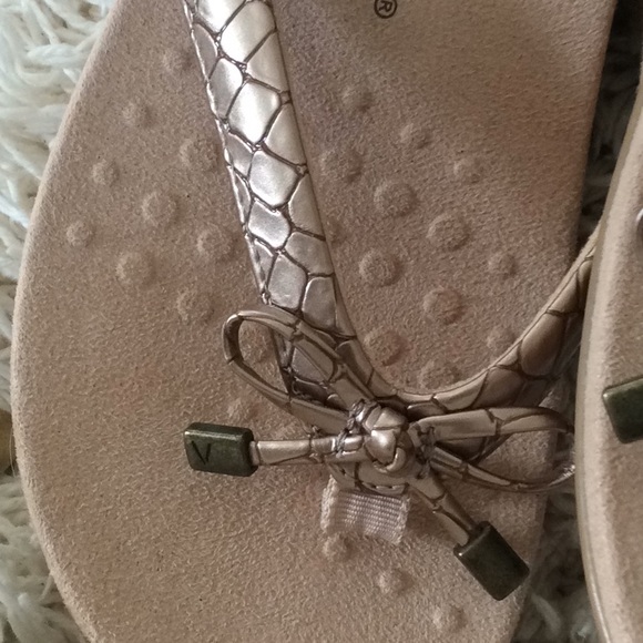 Vionic Gold Sandals , New never worn Size 6 - Picture 5 of 6